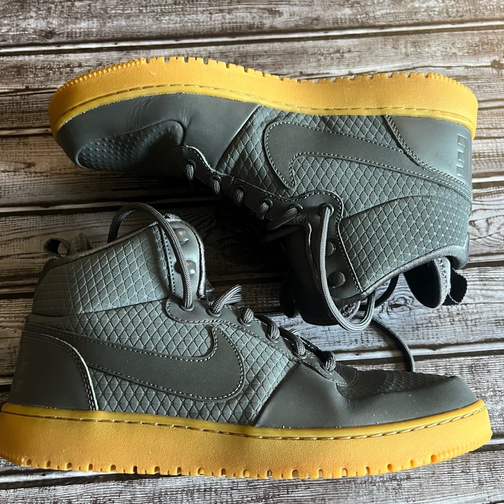 COURT BOROUGH MID WINTER ‘GREY GUM’ SIZE MENS 9.5